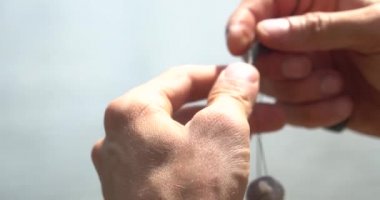 Gün batımında sinek avı. Su üzerinde düşük açı