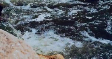 Nehir, su akışı yavaş hareket