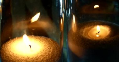 Yeni yıl tatili, yavaş çekimde mum alevi