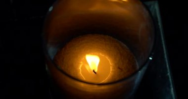 Yeni yıl tatili, yavaş çekimde mum alevi