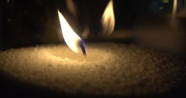 Yeni yıl tatili, yavaş çekimde mum alevi
