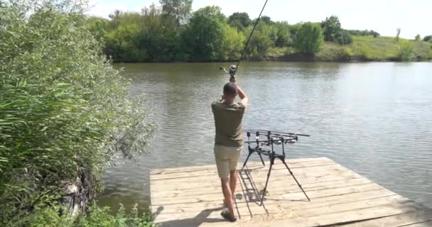 Pesca Con Mosca Atardecer Bajo Ángulo Agua — Vídeo de stock