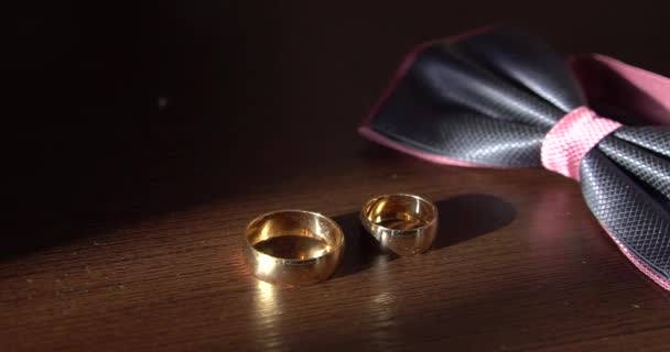 木製の背景に結婚指輪 — ストック動画