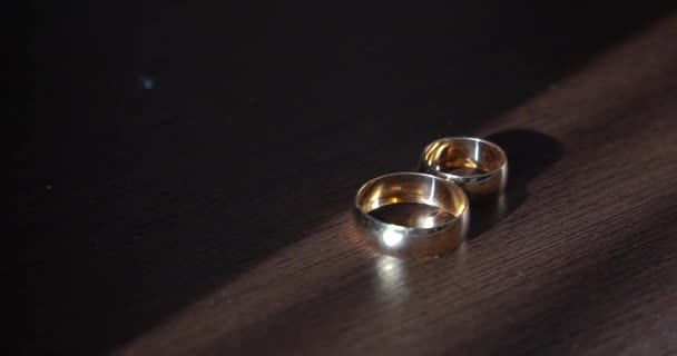 Anillos Boda Sobre Fondo Madera — Vídeos de Stock