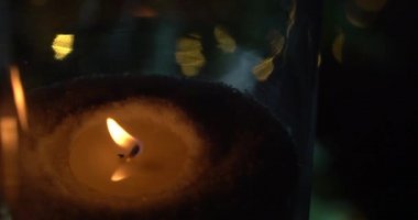 Yeni yıl tatili, yavaş çekimde mum alevi