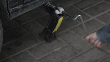 Bir arabada tekerlek değişimi