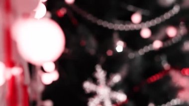 Noel ağacında yeni yıl oyuncakları, aydınlatma