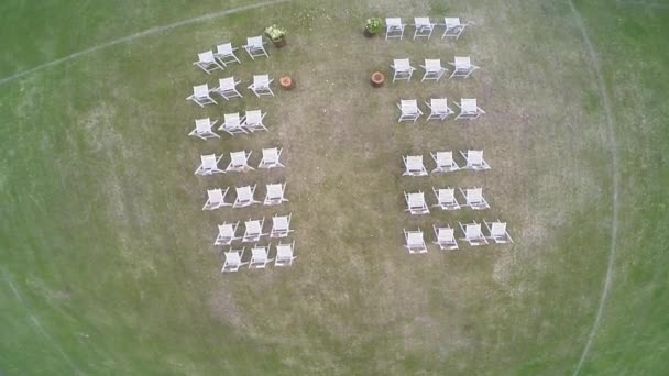 Τοπίο Ξέφωτο Λευκές Καρέκλες Γυρίσματα Από Ελικόπτερο — Αρχείο Βίντεο