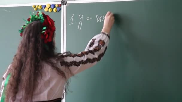 Estudiante Cerca Una Pizarra Escolar Con Fórmulas Matemáticas — Vídeo de stock