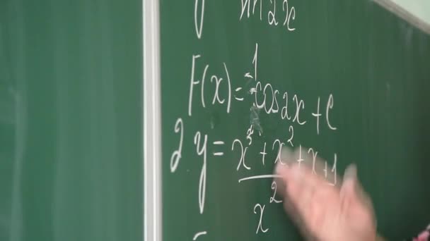 Matematik Formülleri Ile Bir Okul Kara Tahta Yakınında Kız Öğrenci — Stok video