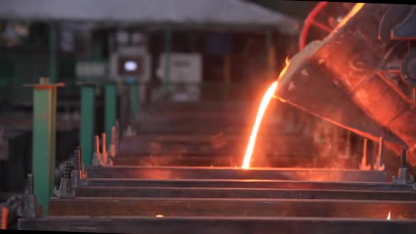 Metallsmältverk Slev Spis — Stockvideo