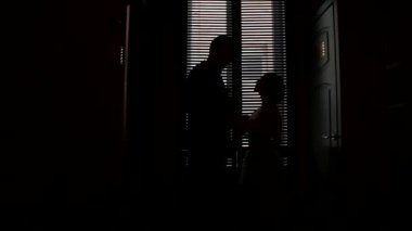 Beyaz elbiseli bir kız ve ışık saçan mısırdan kulakları olan bir adam.