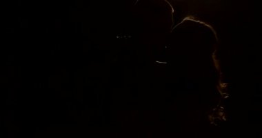 Adam ve kız arka planda dolular, figürün hatları...