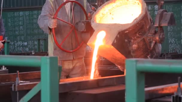 Metallschmelze Und Austritt — Stockvideo