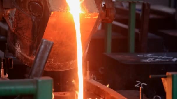 Metallschmelze Und Austritt — Stockvideo