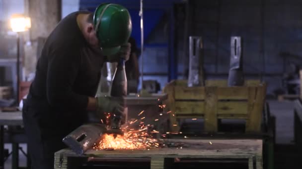 Snijden Slijpen Van Metaal Vonken — Stockvideo