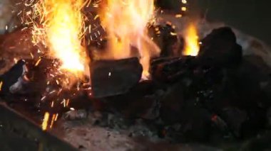 Siyah bir arka plan üzerinde bir şenlik ateşi kıvılcımlar