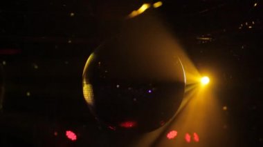 Bir kulüpte Red Mirrorballs - yakın çekim