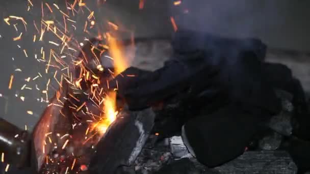 Piec Vintage Ogień Iskrami Czarne Tło — Wideo stockowe