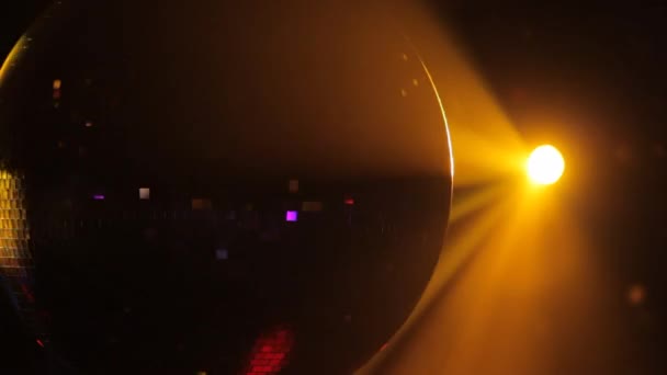 Rode Mirrorballs Een Club Close Shot — Stockvideo