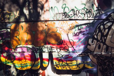 Poltava, Ukrayna - 7 Ekim 2015 'te Poltava' daki Şehir Duvarı 'nın bir bölümü. Bu duvar halka açık grafitilere açık.