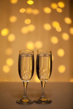 Aydınlatma arka plan üzerinde Gözlük