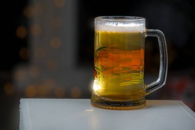 Aydınlatma arka plan üzerinde bir bardak bira