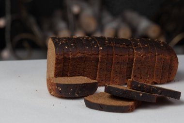 Dilimlenmiş kahverengi ekmek arka plan