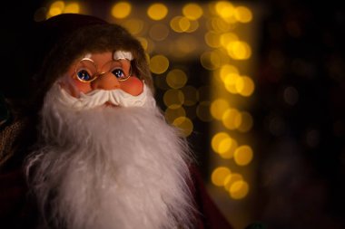 Aydınlatma bir arka plan üzerinde Noel Baba