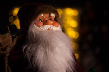 Aydınlatma bir arka plan üzerinde Noel Baba