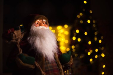 Aydınlatma bir arka plan üzerinde Noel Baba