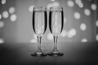 Ampullerin arka planında kabarcıklı içeceklerin bulunduğu bardaklar