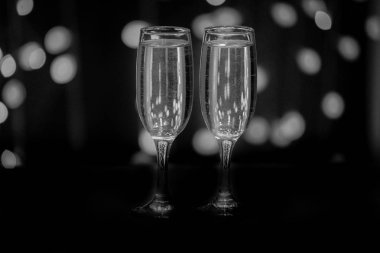 Ampullerin arka planında kabarcıklı içeceklerin bulunduğu bardaklar