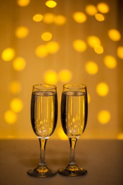 Aydınlatma arka plan üzerinde Gözlük