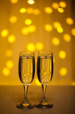 Aydınlatma arka plan üzerinde Gözlük