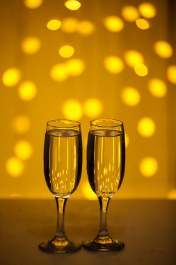 Aydınlatma arka plan üzerinde Gözlük