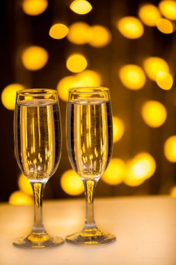 Aydınlatma arka plan üzerinde Gözlük