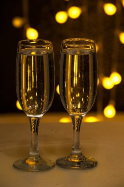 Ampullerin arka planında kabarcıklı içeceklerin bulunduğu bardaklar