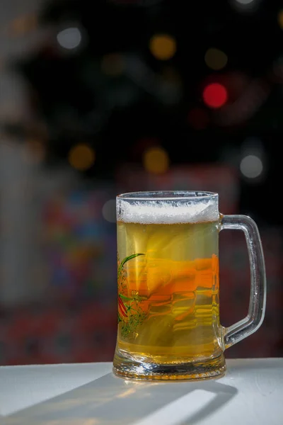 Glas Bier Een Achtergrond Van Verlichting — Stockfoto