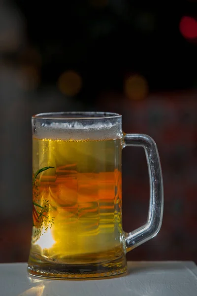 Glas Bier Een Achtergrond Van Verlichting — Stockfoto