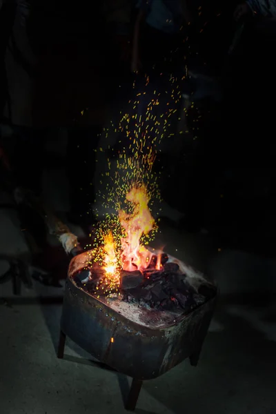 Vintage Ofen Feuer Mit Funken Schwarzer Hintergrund — Stockfoto