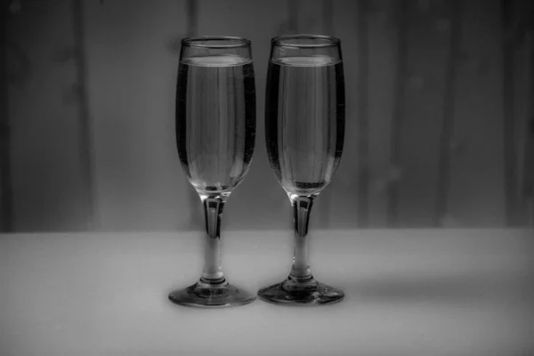 Glasses Bubbly Drinks Background Light Bulbs — Stock Photo, Image