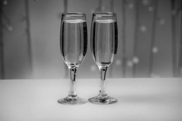 Gläser Mit Sprudelnden Getränken Auf Dem Hintergrund Von Glühbirnen — Stockfoto