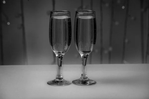 Gläser Mit Sprudelnden Getränken Auf Dem Hintergrund Von Glühbirnen — Stockfoto