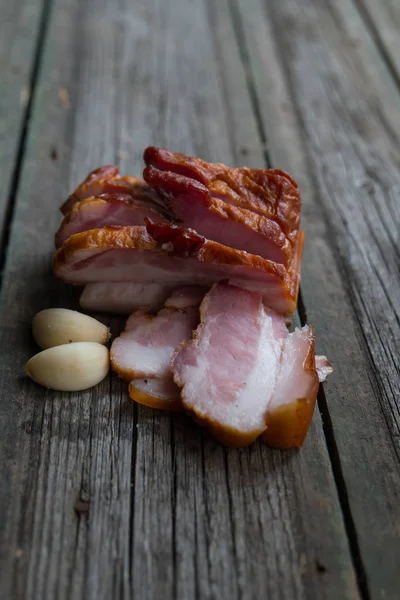 Ahşap arka planda atıştırmalıklar