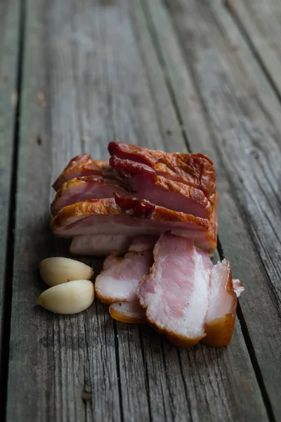 Ahşap arka planda atıştırmalıklar