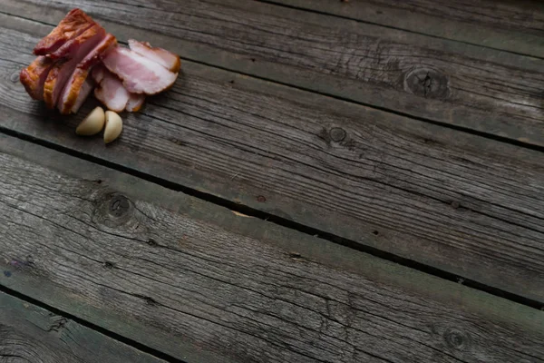 Ahşap arka planda atıştırmalıklar