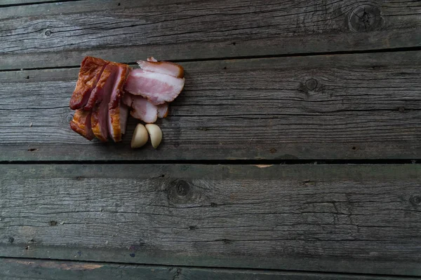 Ahşap arka planda atıştırmalıklar