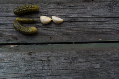 Ahşap arka planda atıştırmalıklar