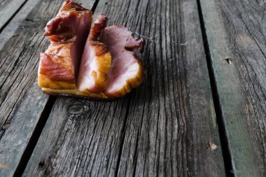 Ahşap arka planda atıştırmalıklar, pastırma, salatalık turşusu